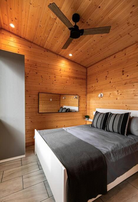 1-Bedroom Knotty Pine Cabin W Sauna & Jacuzzi Sooke Exteriér fotografie