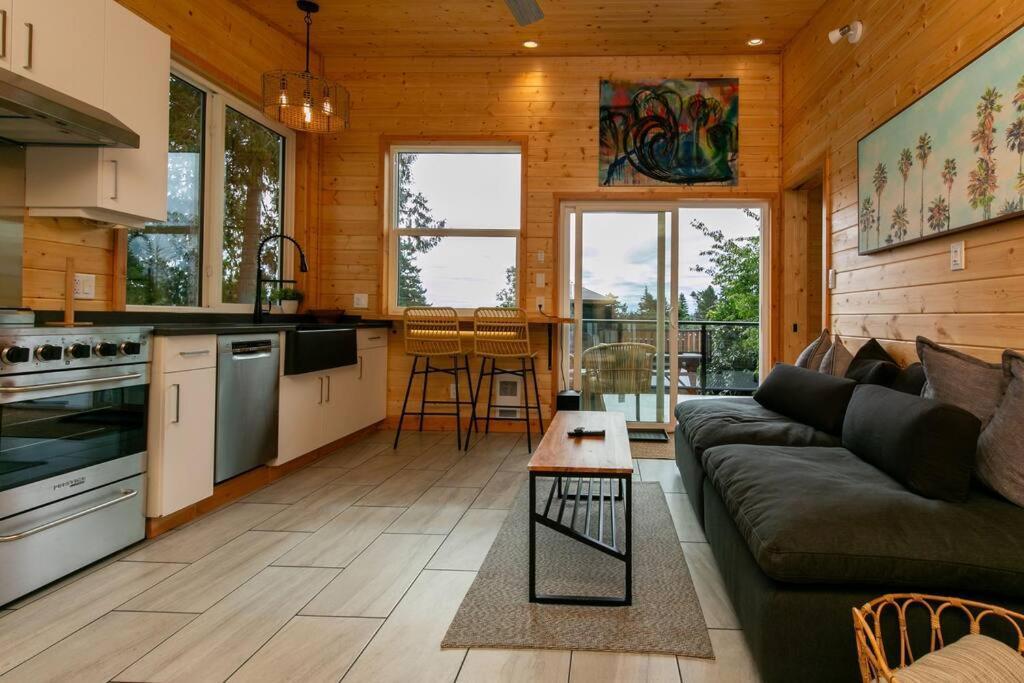 1-Bedroom Knotty Pine Cabin W Sauna & Jacuzzi Sooke Exteriér fotografie