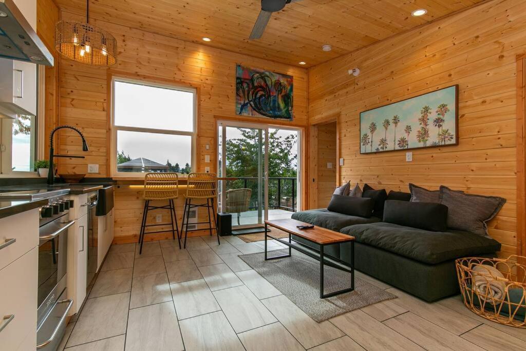 1-Bedroom Knotty Pine Cabin W Sauna & Jacuzzi Sooke Exteriér fotografie