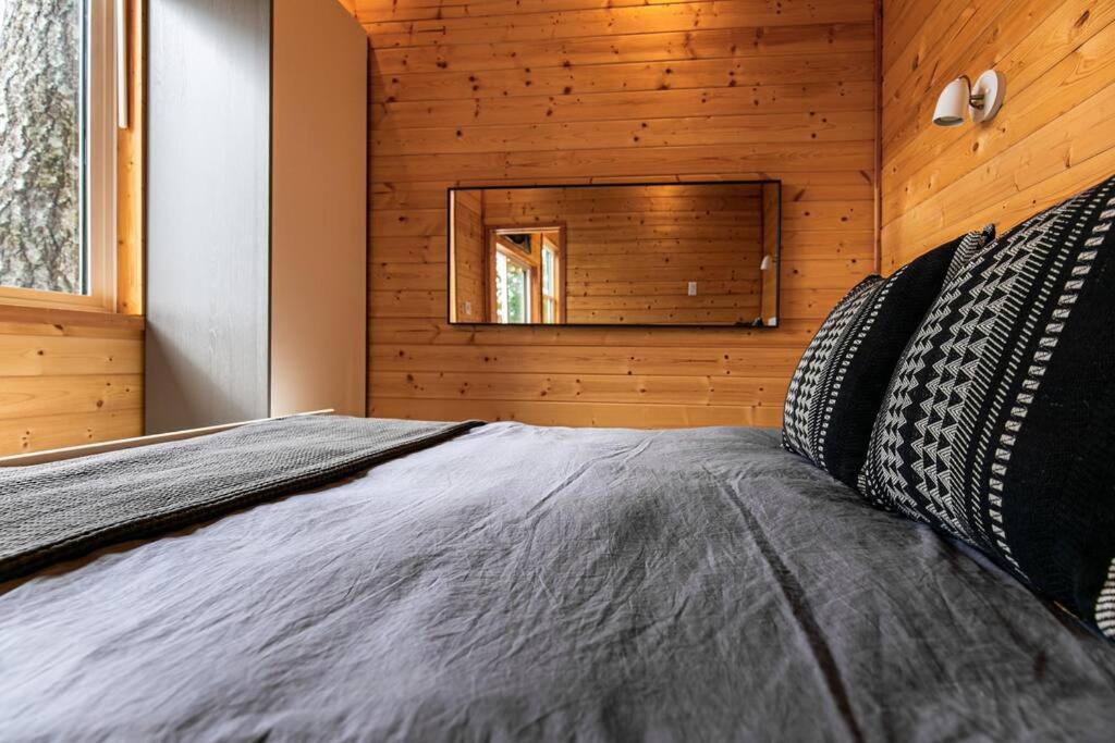 1-Bedroom Knotty Pine Cabin W Sauna & Jacuzzi Sooke Exteriér fotografie