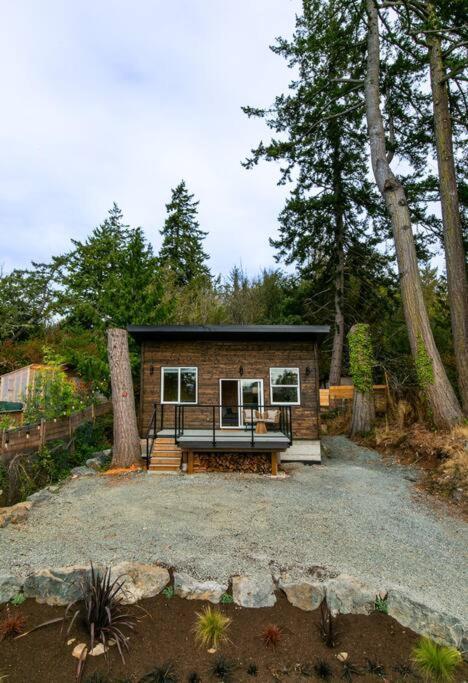 1-Bedroom Knotty Pine Cabin W Sauna & Jacuzzi Sooke Exteriér fotografie