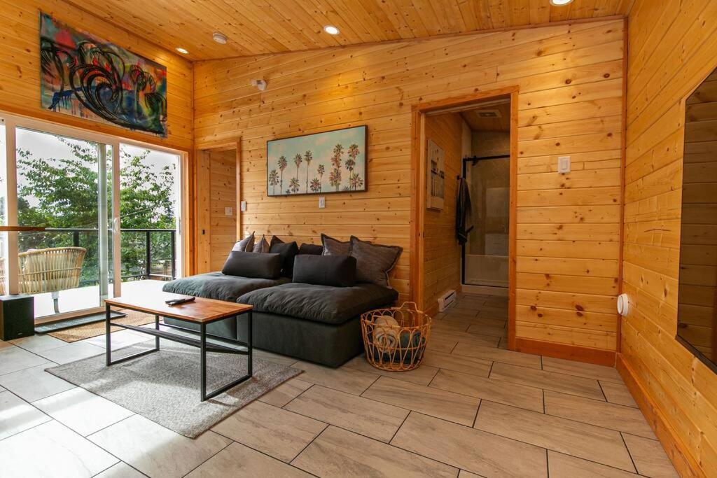1-Bedroom Knotty Pine Cabin W Sauna & Jacuzzi Sooke Exteriér fotografie