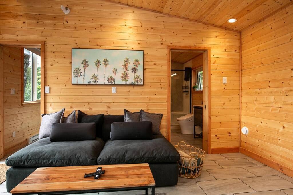 1-Bedroom Knotty Pine Cabin W Sauna & Jacuzzi Sooke Exteriér fotografie