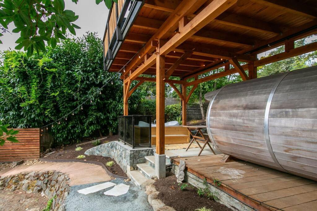 1-Bedroom Knotty Pine Cabin W Sauna & Jacuzzi Sooke Exteriér fotografie