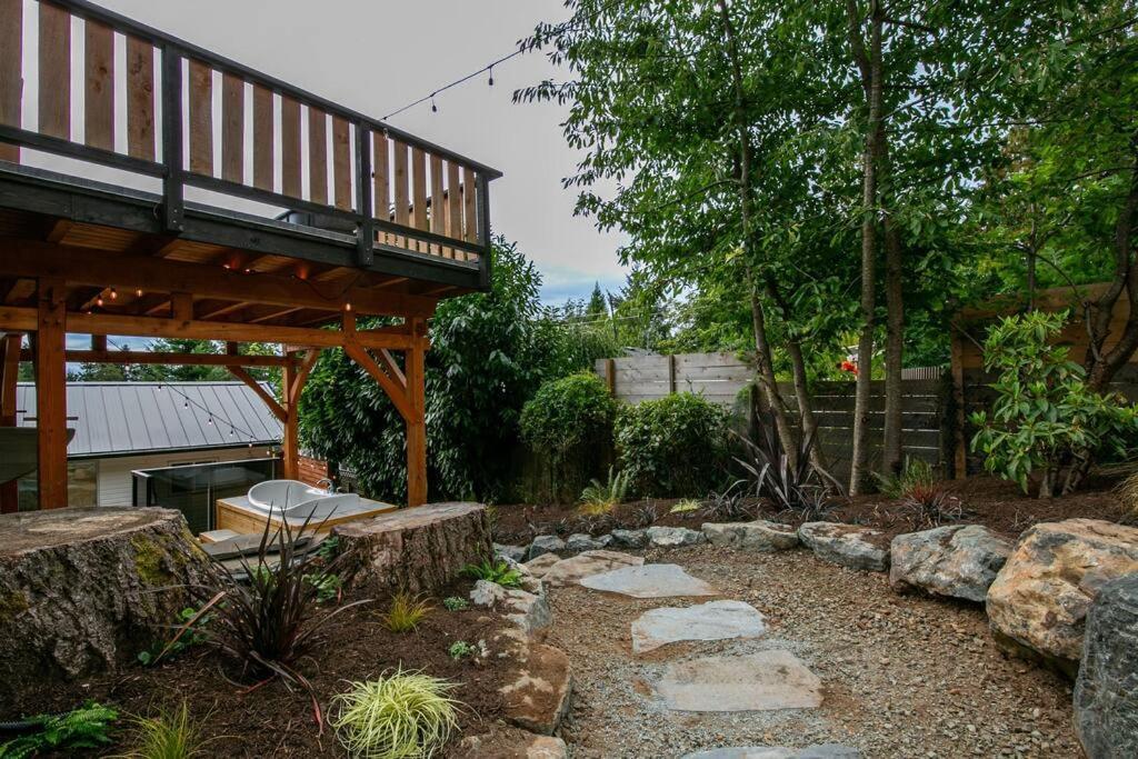 1-Bedroom Knotty Pine Cabin W Sauna & Jacuzzi Sooke Exteriér fotografie