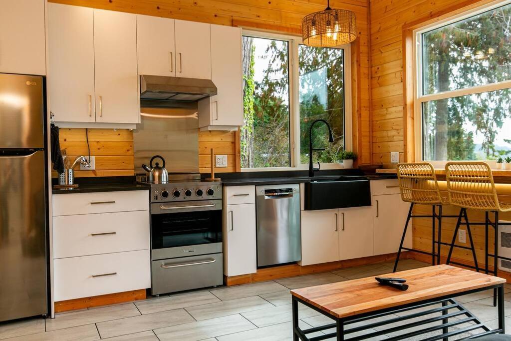 1-Bedroom Knotty Pine Cabin W Sauna & Jacuzzi Sooke Exteriér fotografie