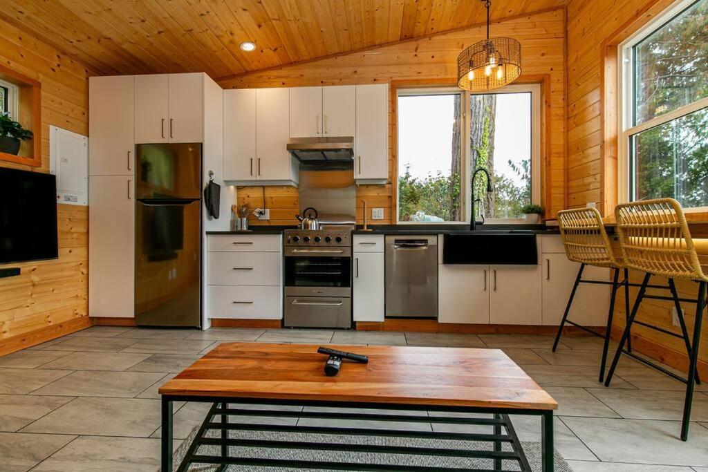 1-Bedroom Knotty Pine Cabin W Sauna & Jacuzzi Sooke Exteriér fotografie
