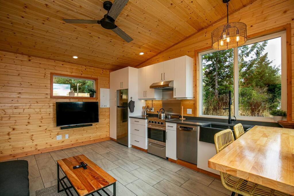 1-Bedroom Knotty Pine Cabin W Sauna & Jacuzzi Sooke Exteriér fotografie