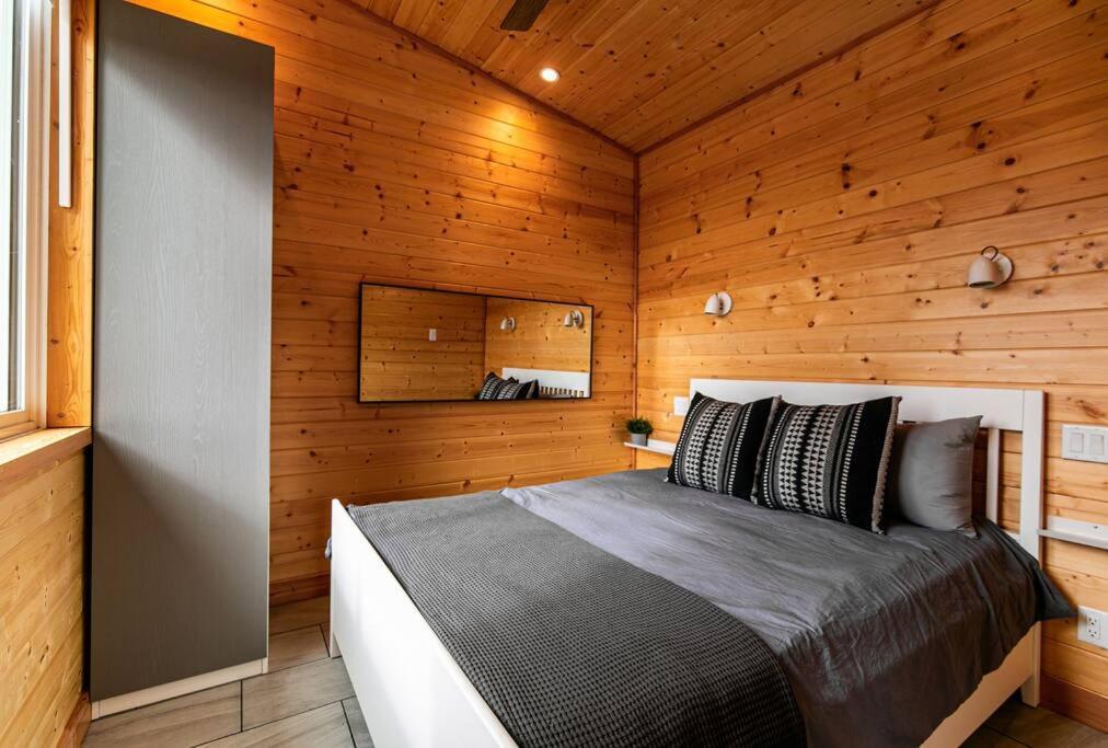 1-Bedroom Knotty Pine Cabin W Sauna & Jacuzzi Sooke Exteriér fotografie