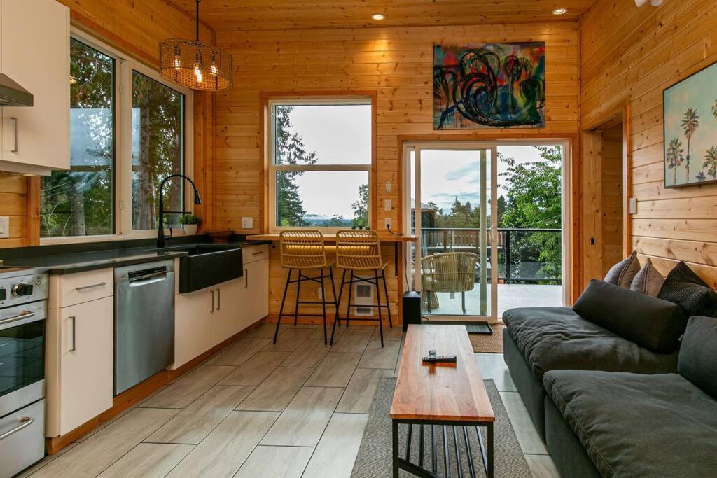 1-Bedroom Knotty Pine Cabin W Sauna & Jacuzzi Sooke Exteriér fotografie