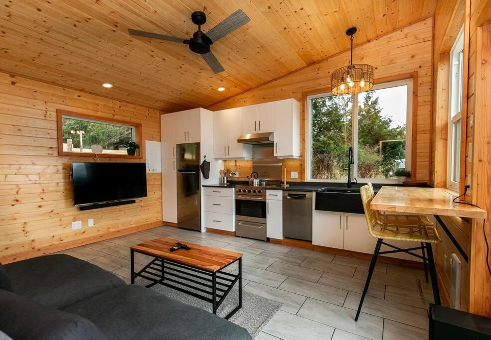 1-Bedroom Knotty Pine Cabin W Sauna & Jacuzzi Sooke Exteriér fotografie