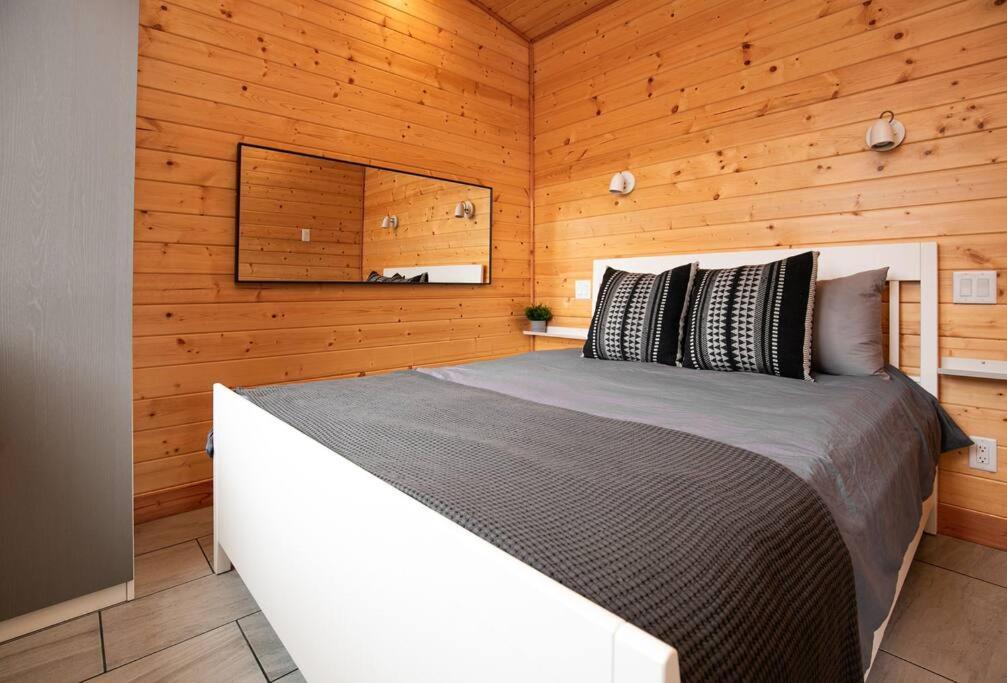 1-Bedroom Knotty Pine Cabin W Sauna & Jacuzzi Sooke Exteriér fotografie
