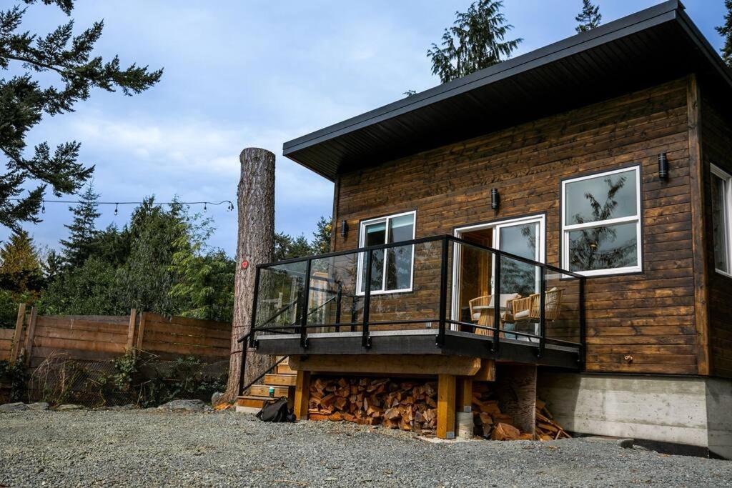 1-Bedroom Knotty Pine Cabin W Sauna & Jacuzzi Sooke Exteriér fotografie