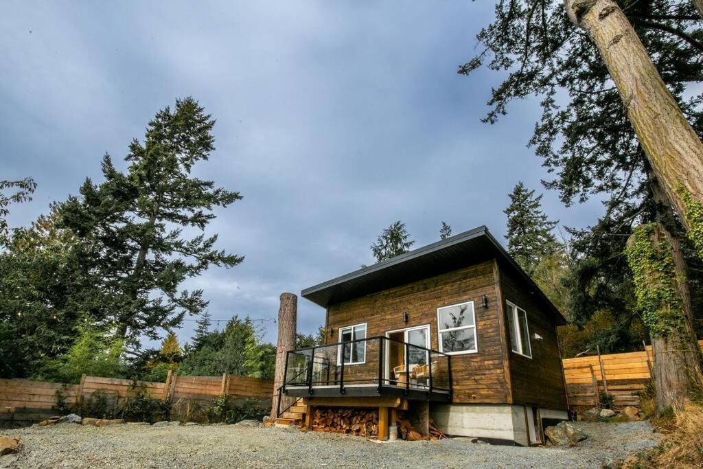 1-Bedroom Knotty Pine Cabin W Sauna & Jacuzzi Sooke Exteriér fotografie