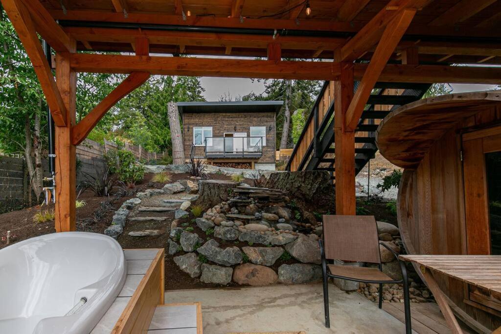 1-Bedroom Knotty Pine Cabin W Sauna & Jacuzzi Sooke Exteriér fotografie