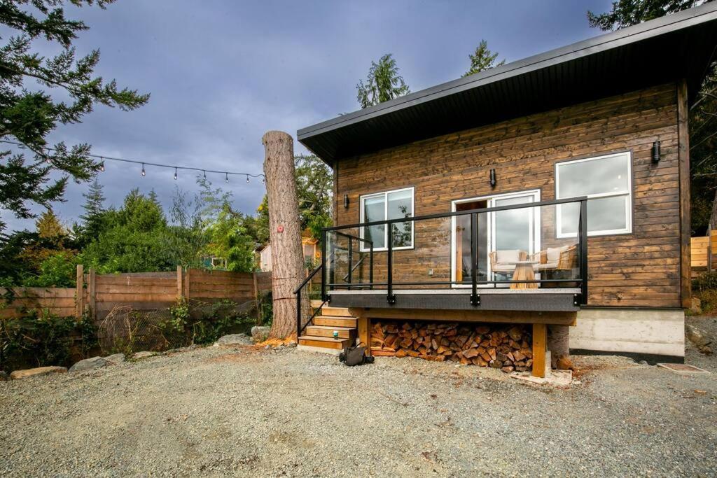 1-Bedroom Knotty Pine Cabin W Sauna & Jacuzzi Sooke Exteriér fotografie