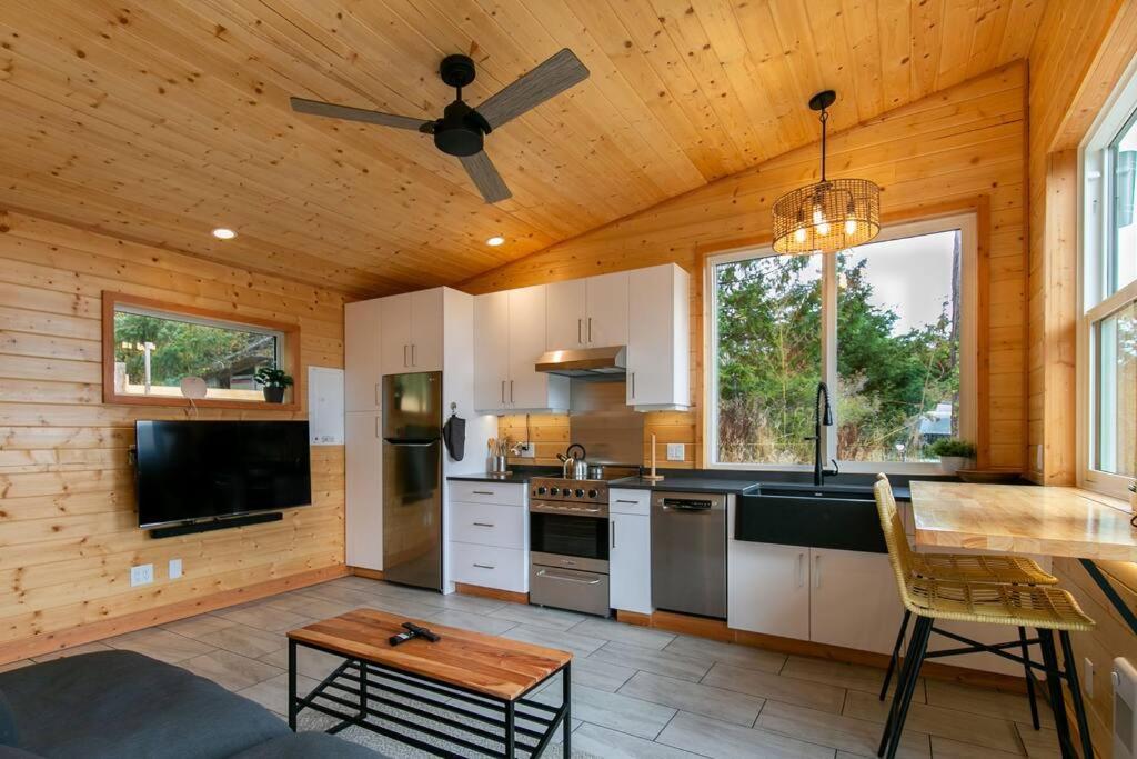1-Bedroom Knotty Pine Cabin W Sauna & Jacuzzi Sooke Exteriér fotografie