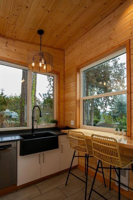 1-Bedroom Knotty Pine Cabin W Sauna & Jacuzzi Sooke Exteriér fotografie
