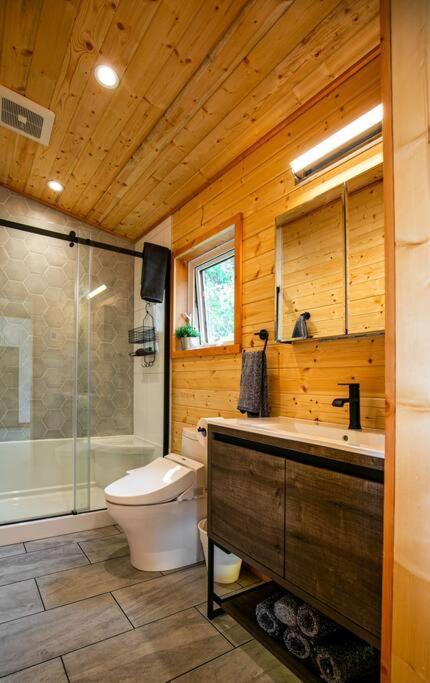 1-Bedroom Knotty Pine Cabin W Sauna & Jacuzzi Sooke Exteriér fotografie