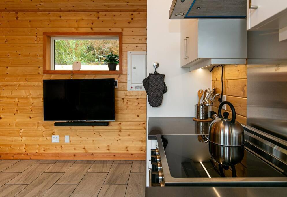 1-Bedroom Knotty Pine Cabin W Sauna & Jacuzzi Sooke Exteriér fotografie