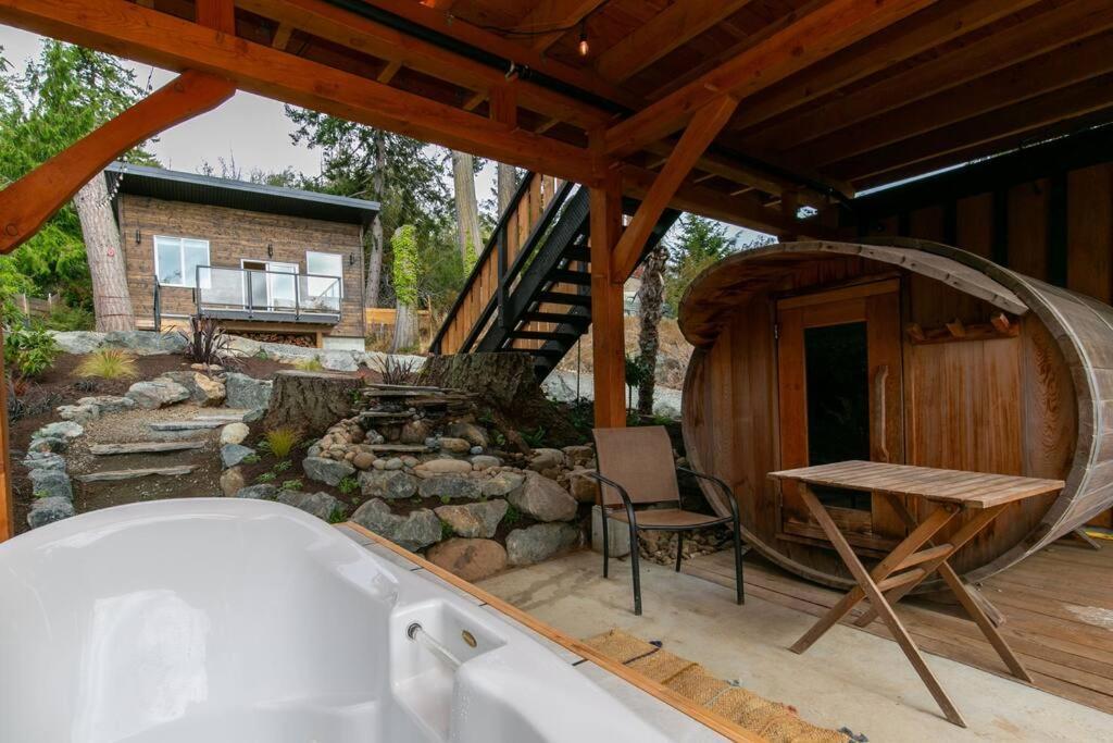 1-Bedroom Knotty Pine Cabin W Sauna & Jacuzzi Sooke Exteriér fotografie