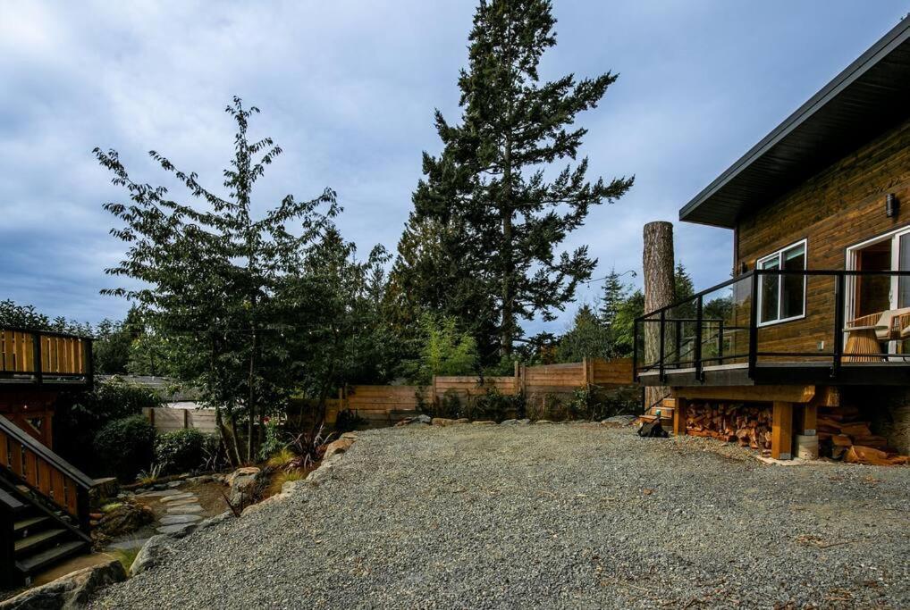 1-Bedroom Knotty Pine Cabin W Sauna & Jacuzzi Sooke Exteriér fotografie